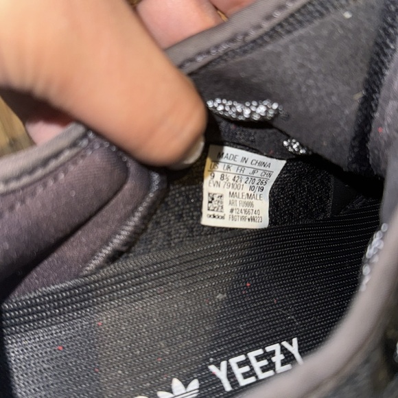 YEEZY Sneakers - Picture 3 of 4